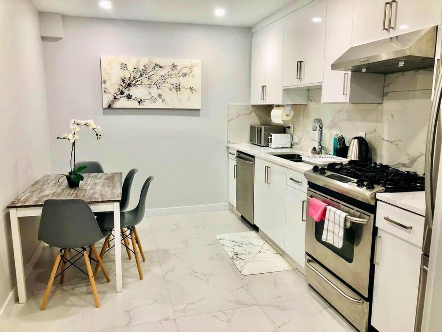 Apartment Beautiful 1 Bedrm & Kitchen Near Vancouver. Surrey