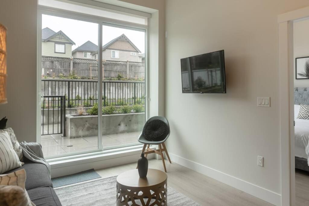Modern Ground Level 3 Bed 2 Bath With Free Parking Surrey