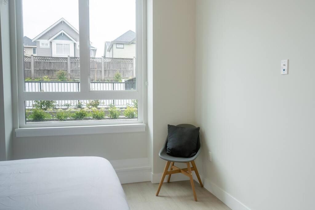 Modern Ground Level 3 Bed 2 Bath With Free Parking *