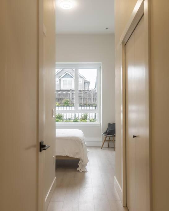 Apartment Modern Ground Level 3 Bed 2 Bath With Free Parking Surrey