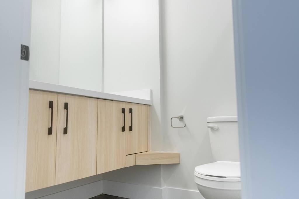 Apartment Modern Ground Level 3 Bed 2 Bath With Free Parking