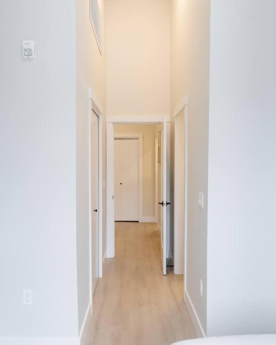 Modern Ground Level 3 Bed 2 Bath With Free Parking * Surrey