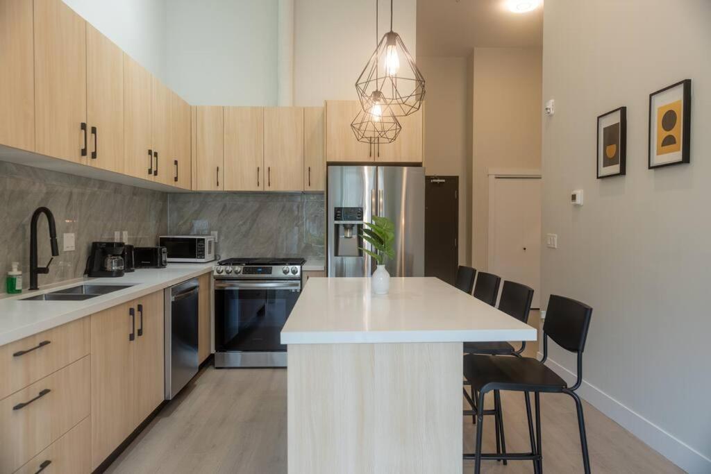 Apartment Modern Ground Level 3 Bed 2 Bath With Free Parking