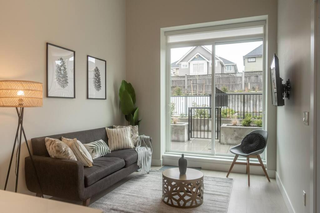 Modern Ground Level 3 Bed 2 Bath With Free Parking *