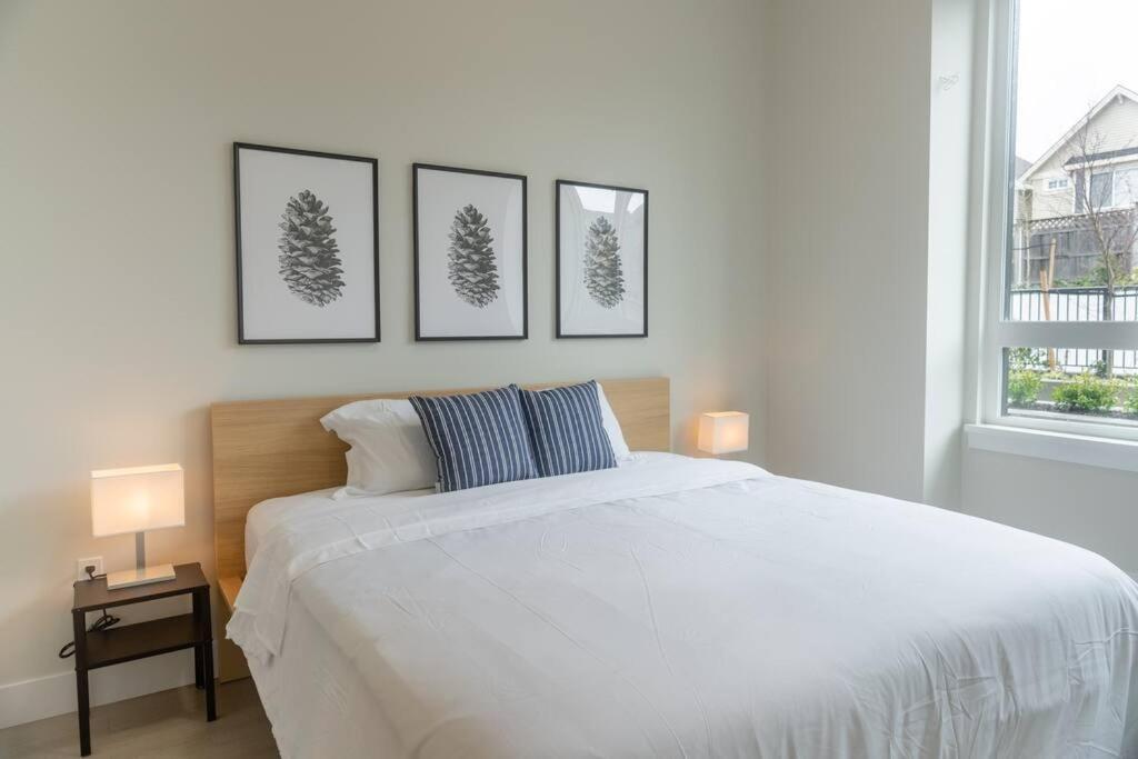 Modern Ground Level 3 Bed 2 Bath With Free Parking