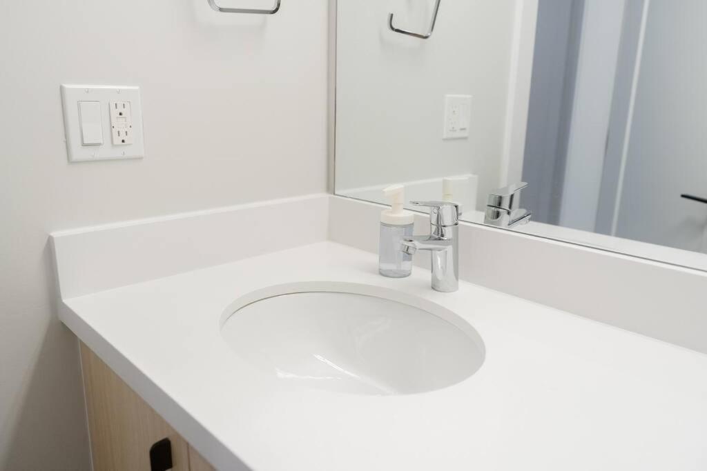 Apartment Modern Ground Level 3 Bed 2 Bath With Free Parking Surrey