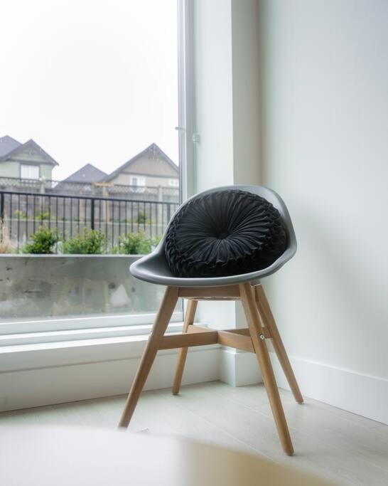 Modern Ground Level 3 Bed 2 Bath With Free Parking Surrey