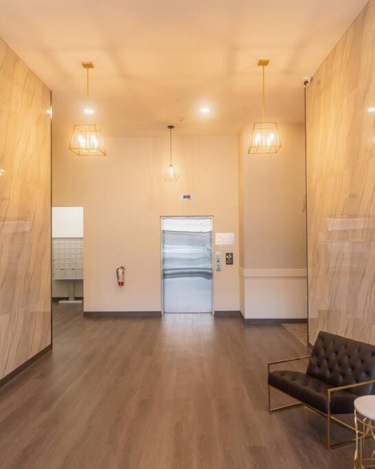 Modern Ground Level 3 Bed 2 Bath With Free Parking Apartment *