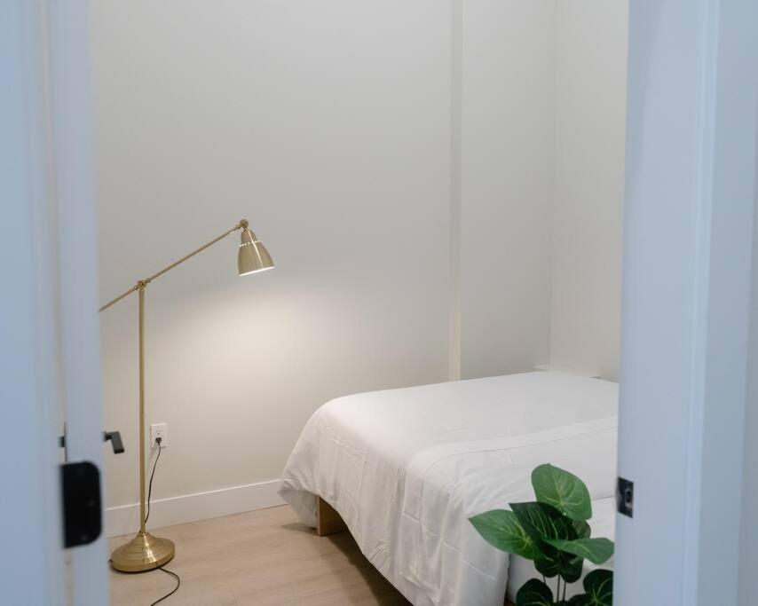 Apartment Modern Ground Level 3 Bed 2 Bath With Free Parking