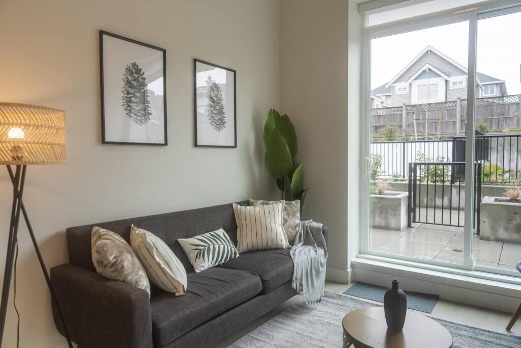 Apartment Modern Ground Level 3 Bed 2 Bath With Free Parking *