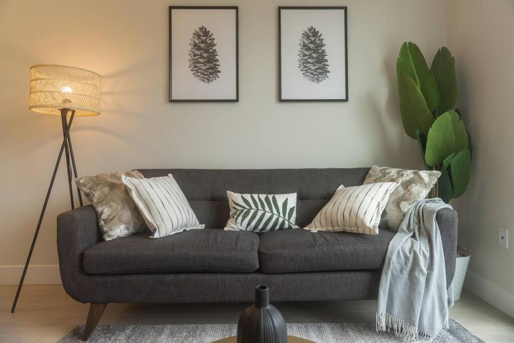 Modern Ground Level 3 Bed 2 Bath With Free Parking * Surrey