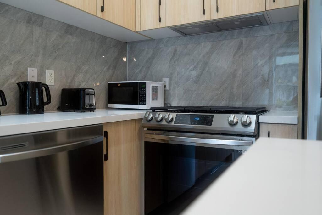 Modern Ground Level 3 Bed 2 Bath With Free Parking Apartment *