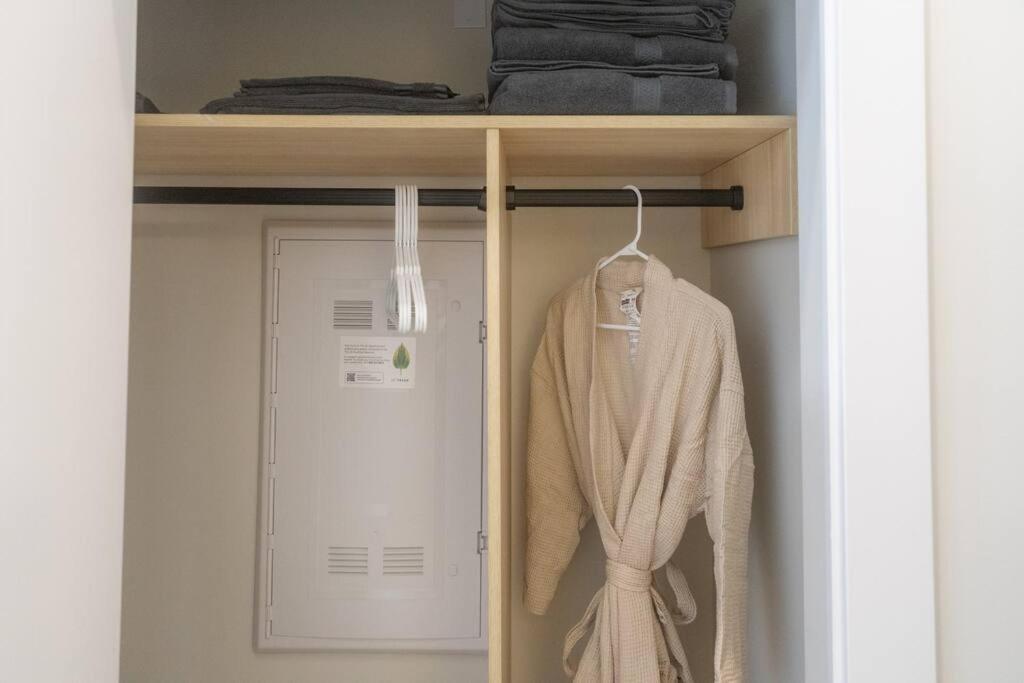 Modern Ground Level 3 Bed 2 Bath With Free Parking Apartment