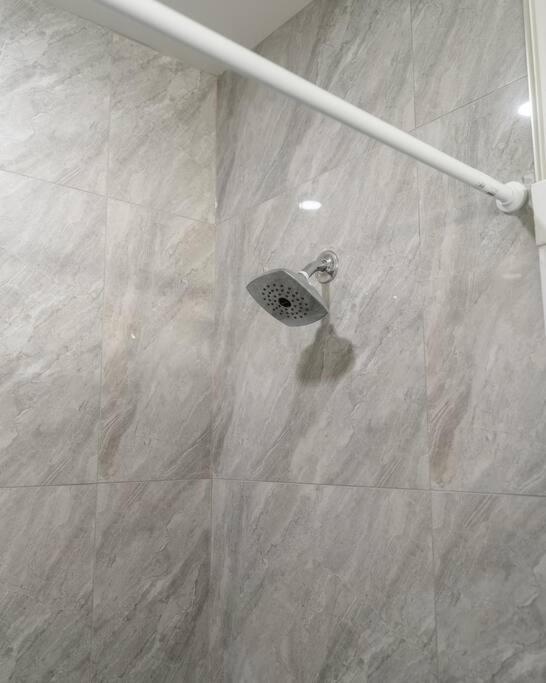 Modern Ground Level 3 Bed 2 Bath With Free Parking