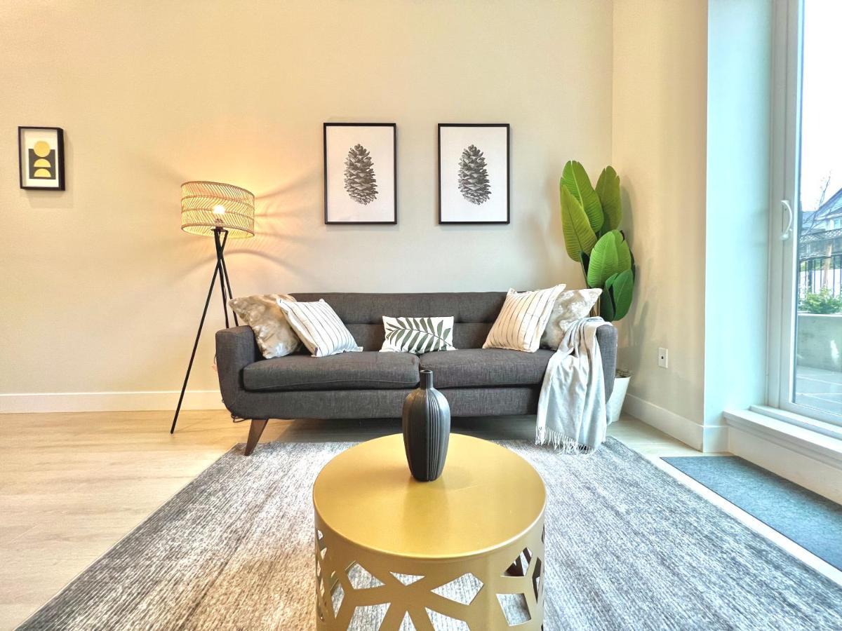 Modern Ground Level 3 Bed 2 Bath With Free Parking Apartment *