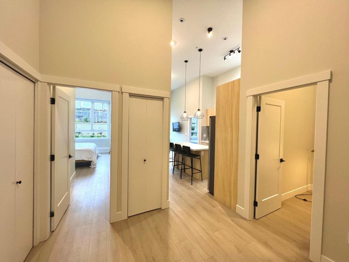Apartment Modern Ground Level 3 Bed 2 Bath With Free Parking Surrey