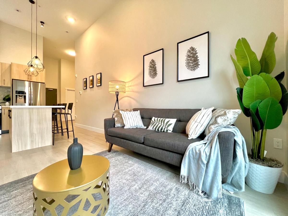 Apartment Modern Ground Level 3 Bed 2 Bath With Free Parking Surrey