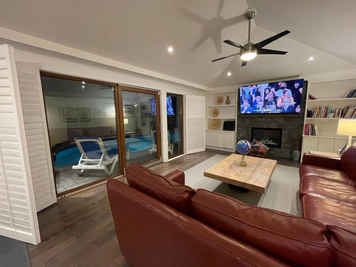Lux White Rock Pool House Beachfront Like Villa