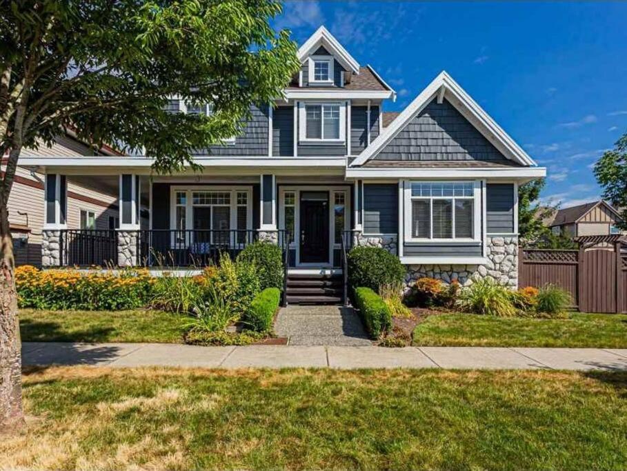 Apartment Beautiful 2 Bedroom Place In Surrey/langley Surrey