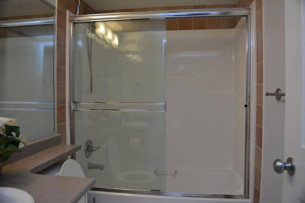 Apartment Beautiful 2 Bedroom Place In Surrey/langley *