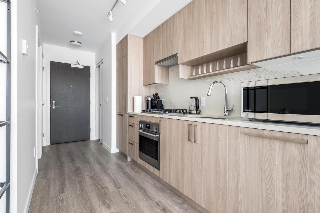 Modern And Stylish Retreat In Vibrant Apartment *