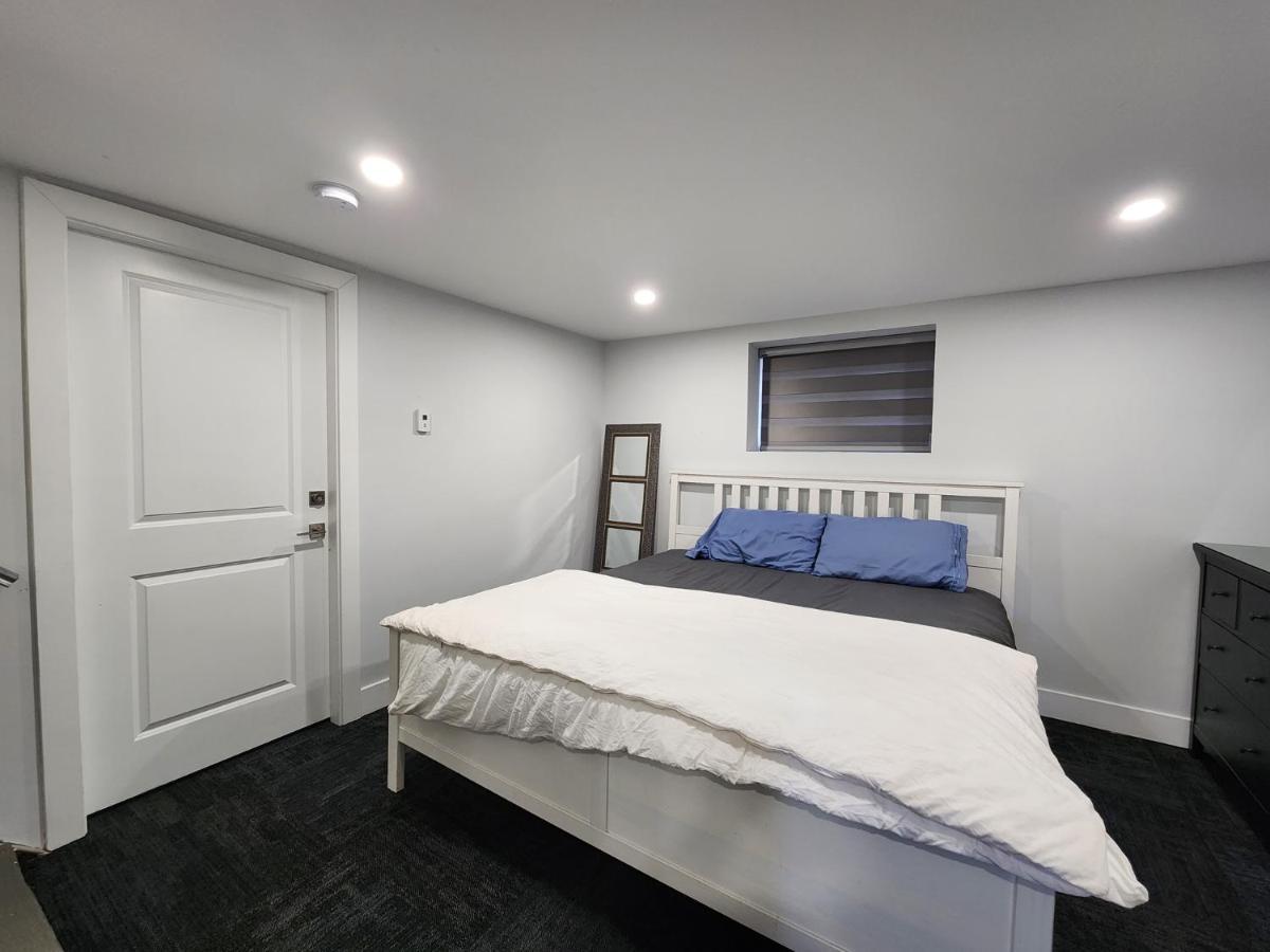 Private Bachelor's Suite. * Surrey