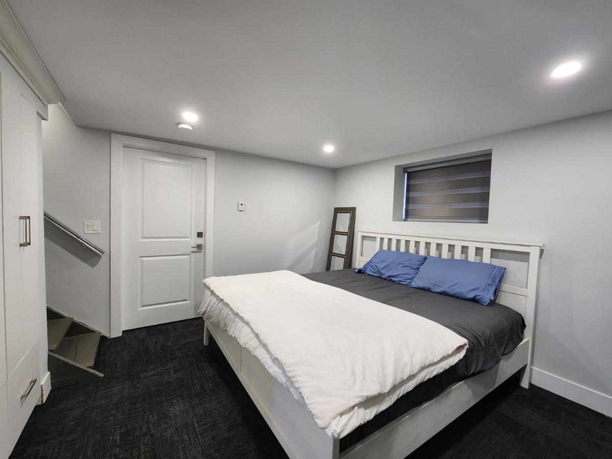 Private Bachelor's Suite. * Surrey