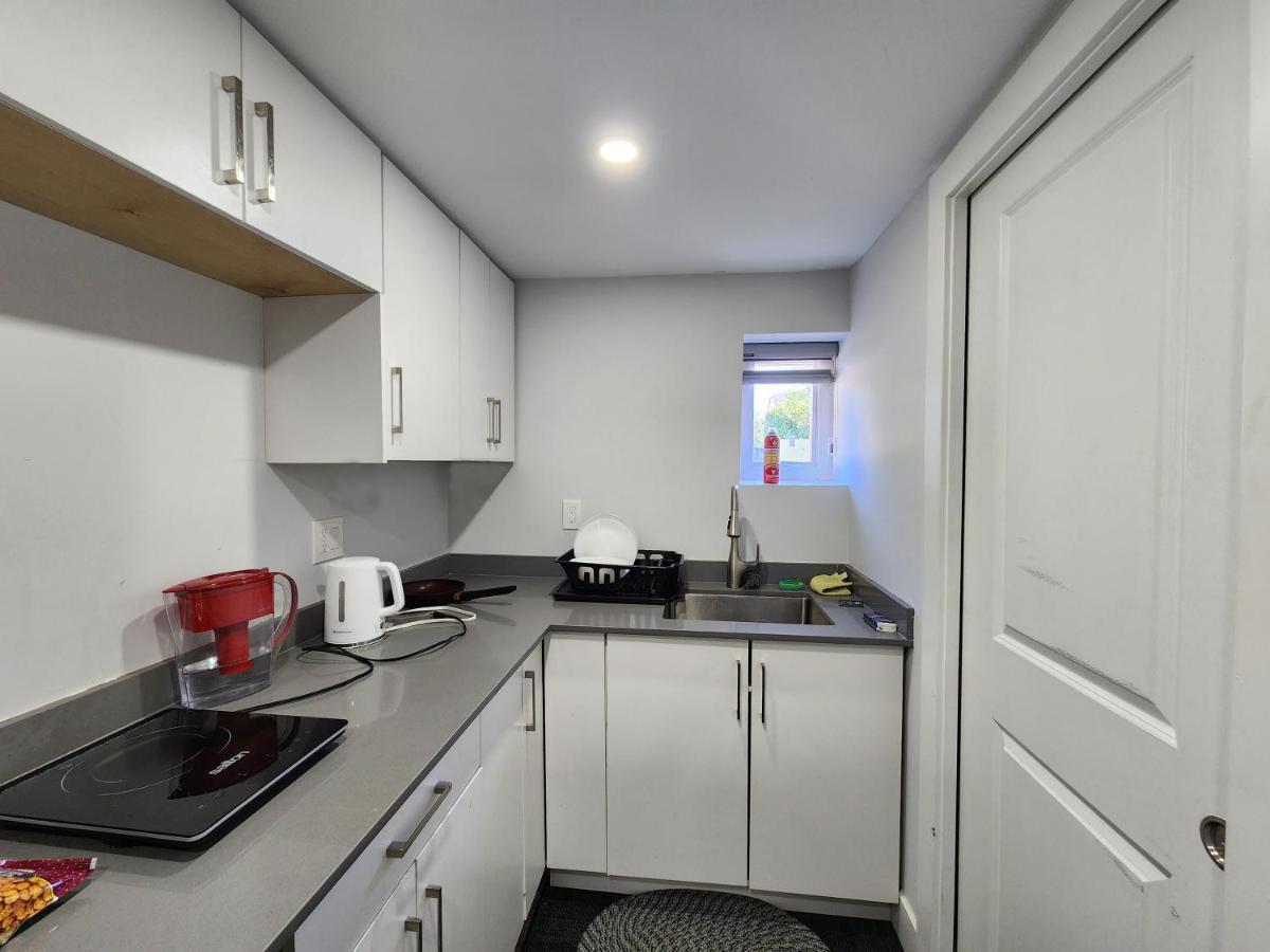 Private Bachelor's Suite. * Surrey