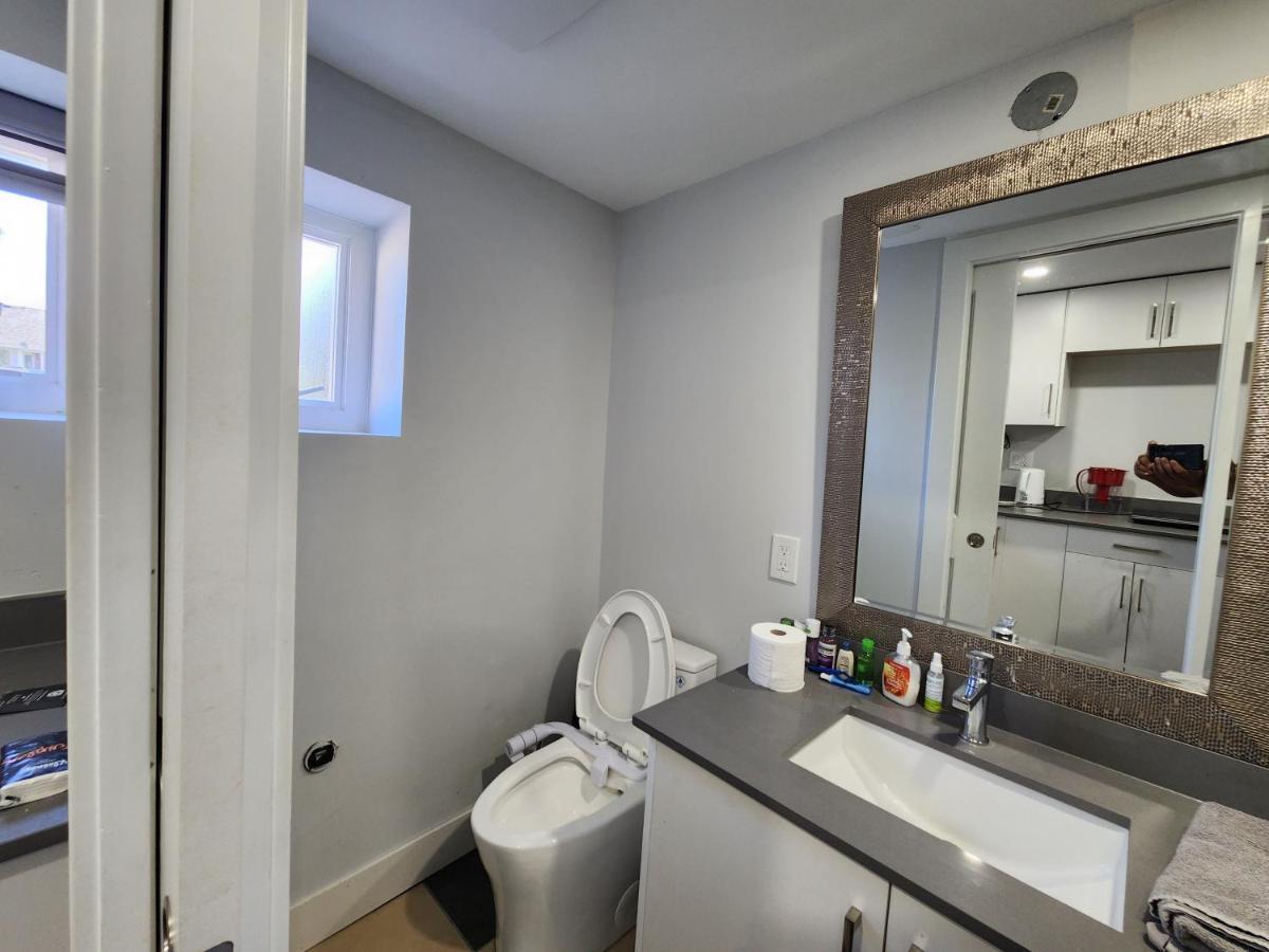 Private Bachelor's Suite. * Surrey