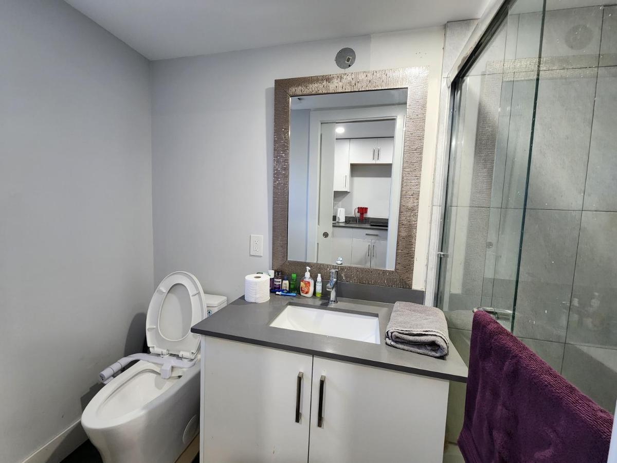 Private Bachelor's Suite. Surrey