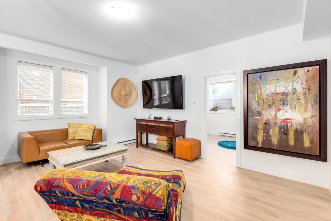 Apartment Crescent Beach Is A Walk Away From Casa Altamira!