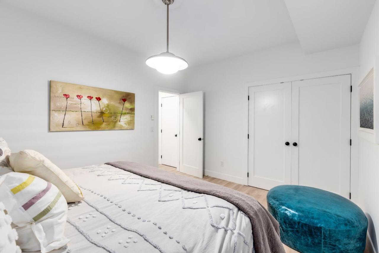Apartment Crescent Beach Is A Walk Away From Casa Altamira! *