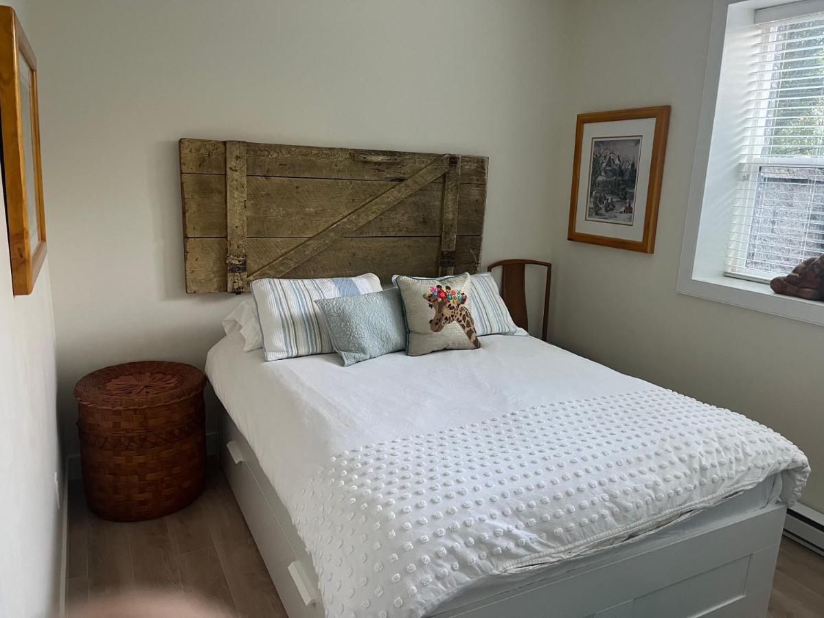 Apartment Crescent Beach Is A Walk Away From Casa Altamira!