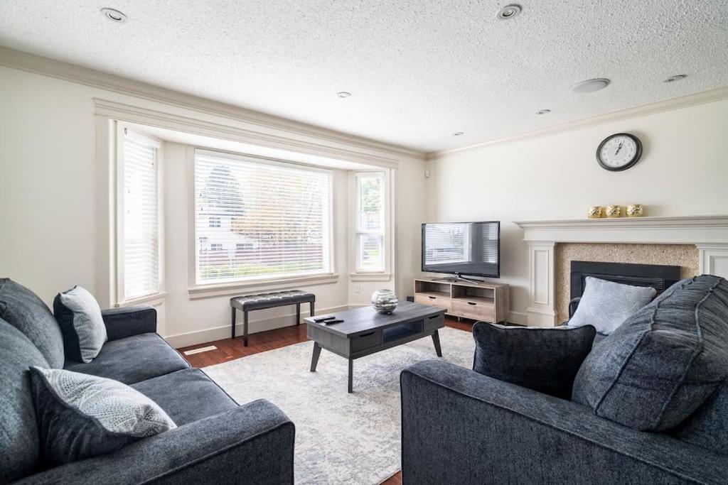 Spacious Family Upper Level 3 Bedrooms Surrey