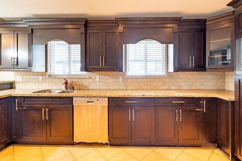 Spacious Family Upper Level 3 Bedrooms *