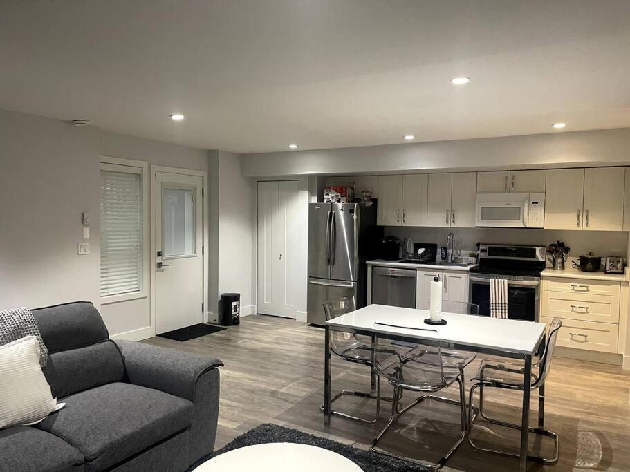 Cozy One Bedroom * Surrey