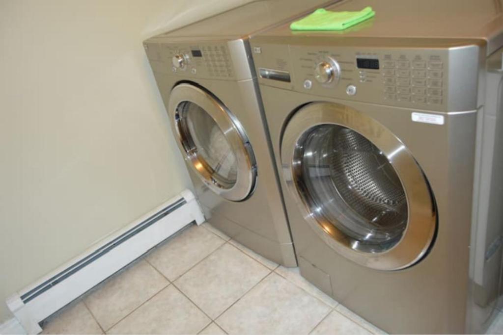 Jane's Private With Shared Washroom Surrey