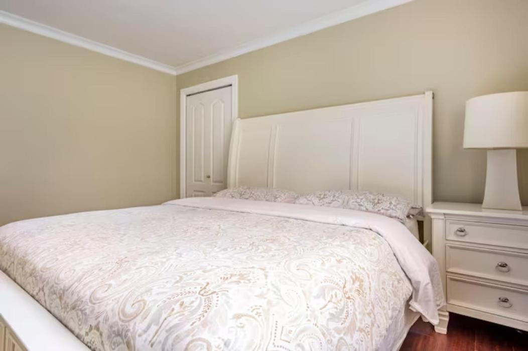 Jane's Private With Shared Washroom Surrey