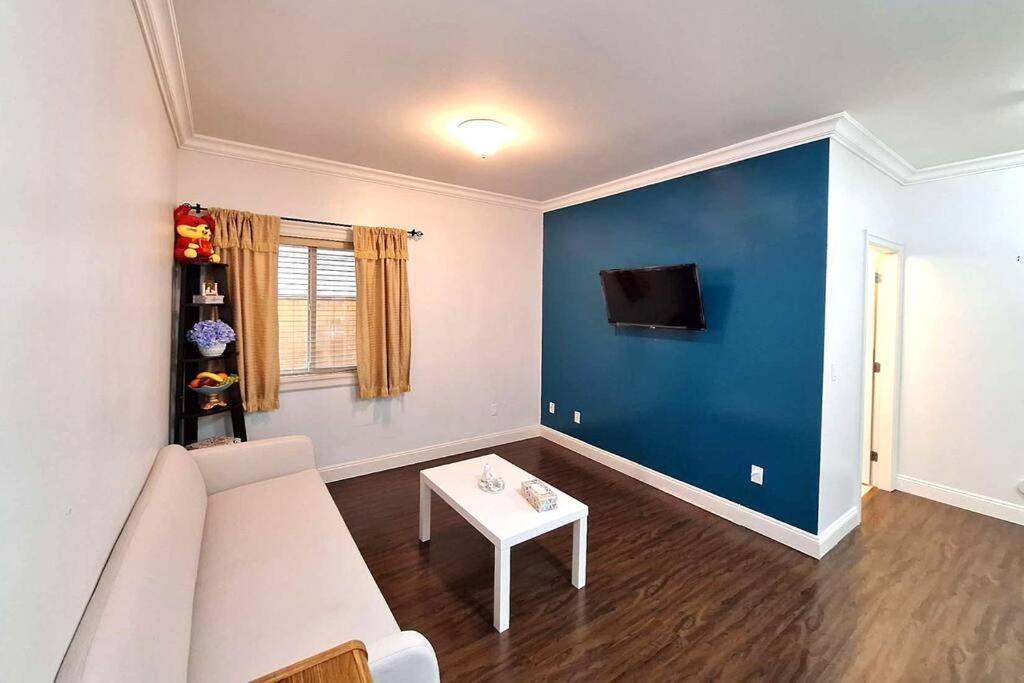 Ground Lvl Entire Guest W/ Private Entrance Apartment
