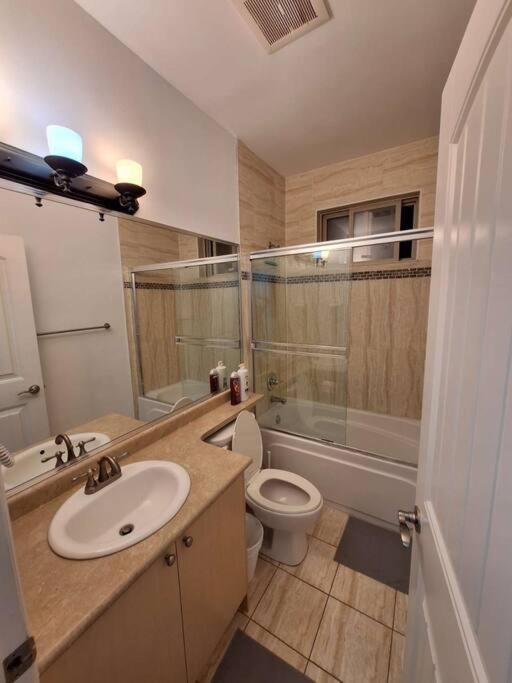 Ground Lvl Entire Guest W/ Private Entrance Apartment *