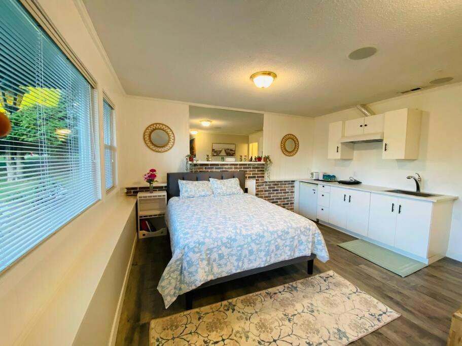 Large In Bolivar Heights Apartment Surrey