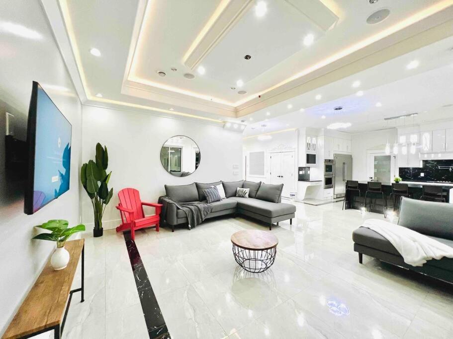 Hidden Hills Luxury Estate Villa Surrey