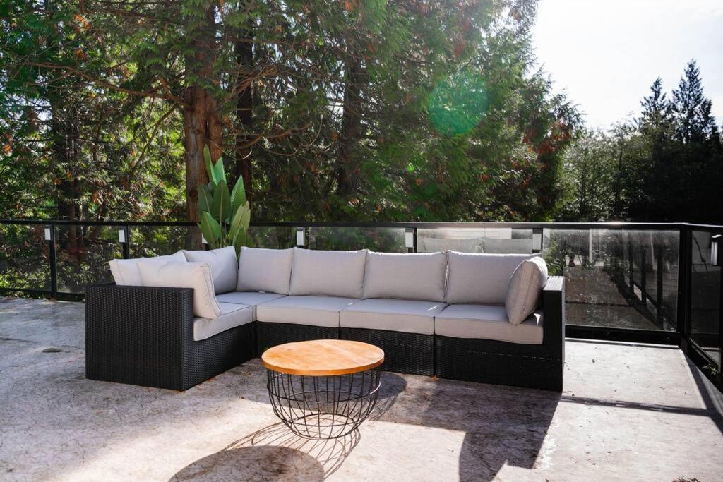 Hidden Hills Luxury Estate * Surrey