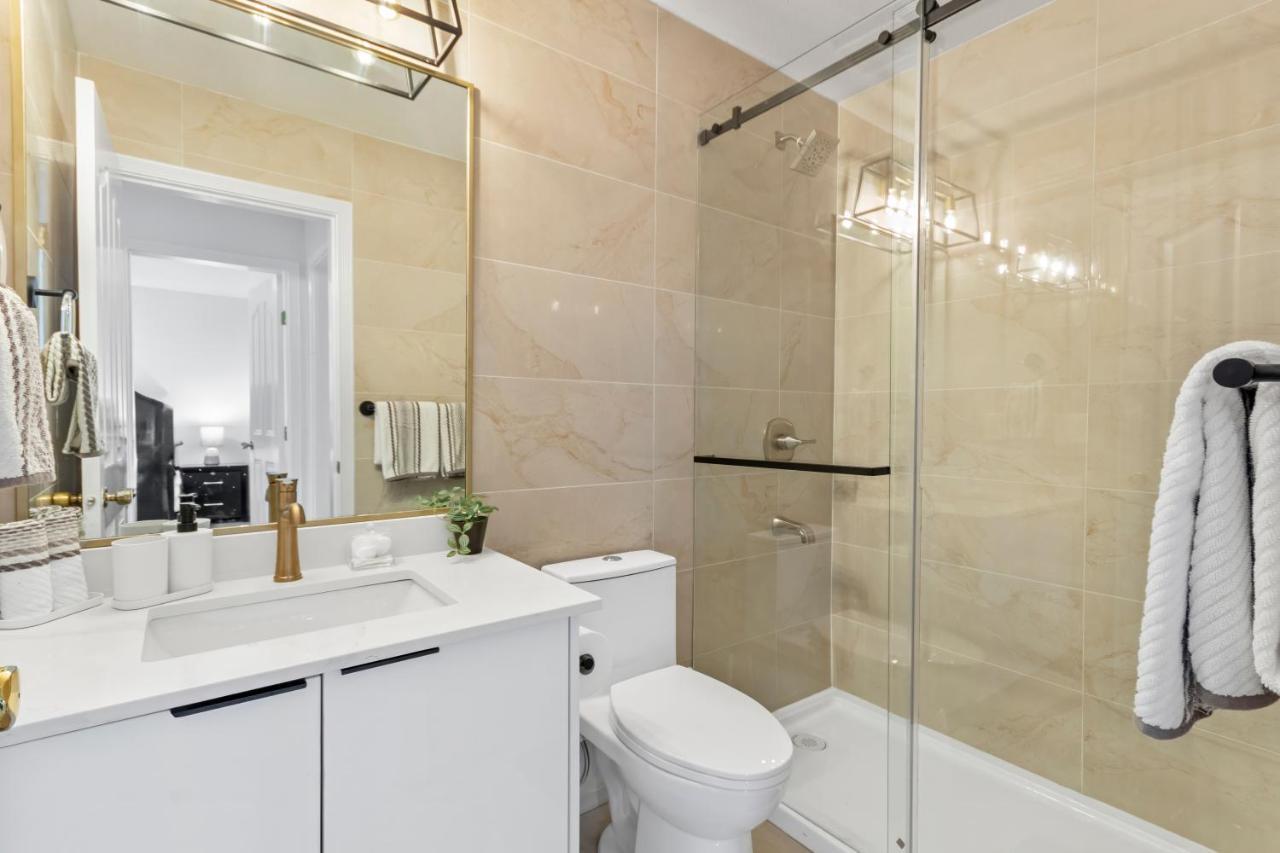 Pristine 3 Beds 2 Washroom Guest * Surrey