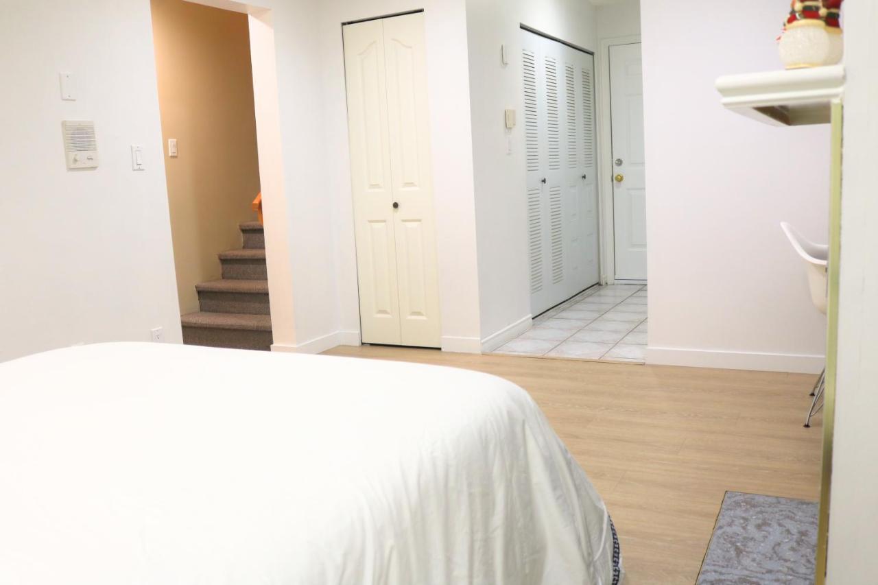 Pristine 3 Beds 2 Washroom Guest Holiday home Surrey