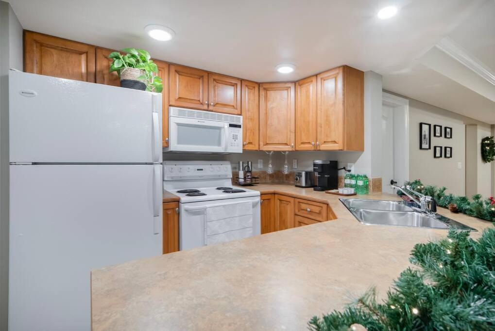Cozy Back On Golf Course Villa Surrey