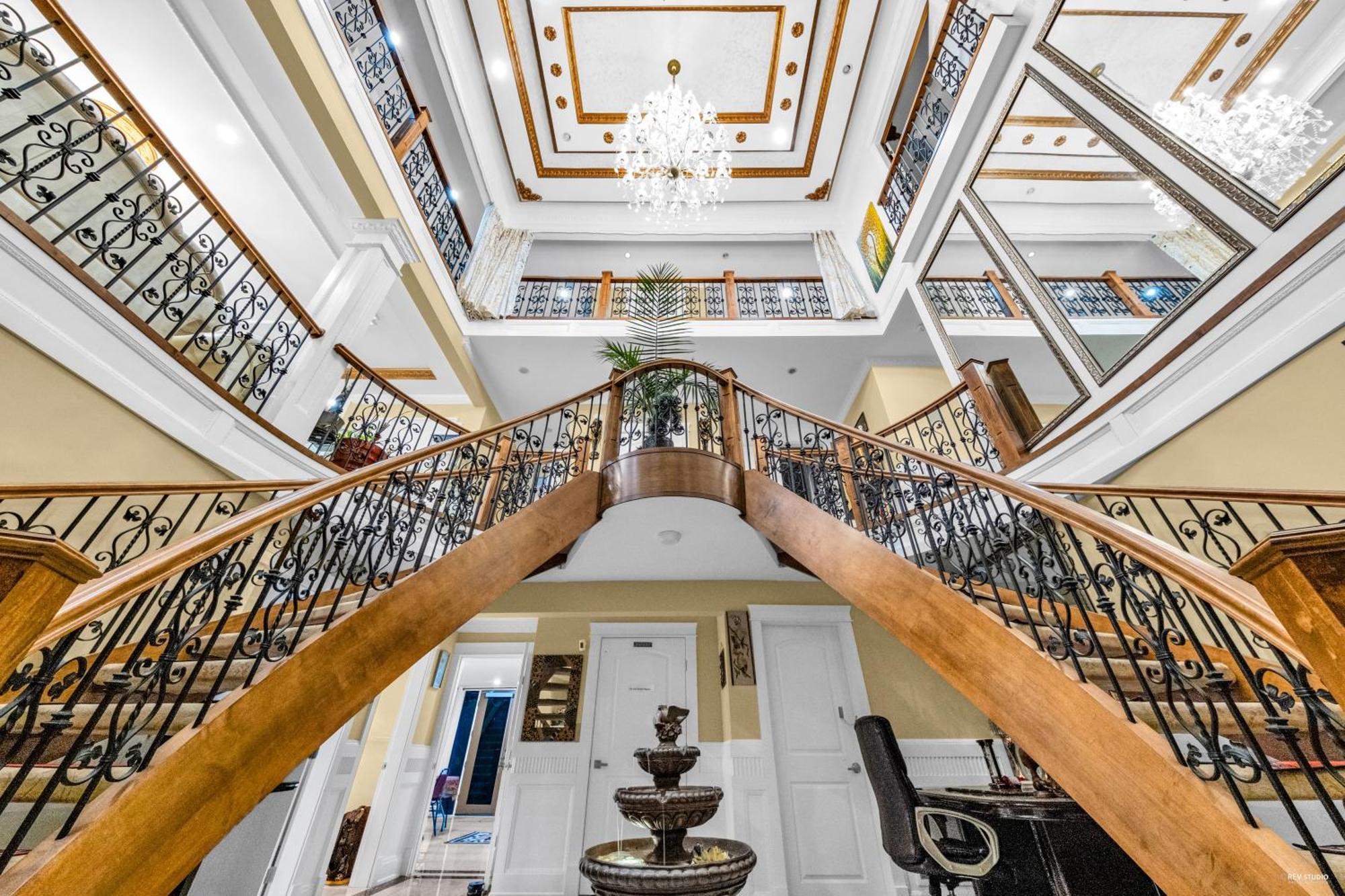 Empress Palace Hotel *
