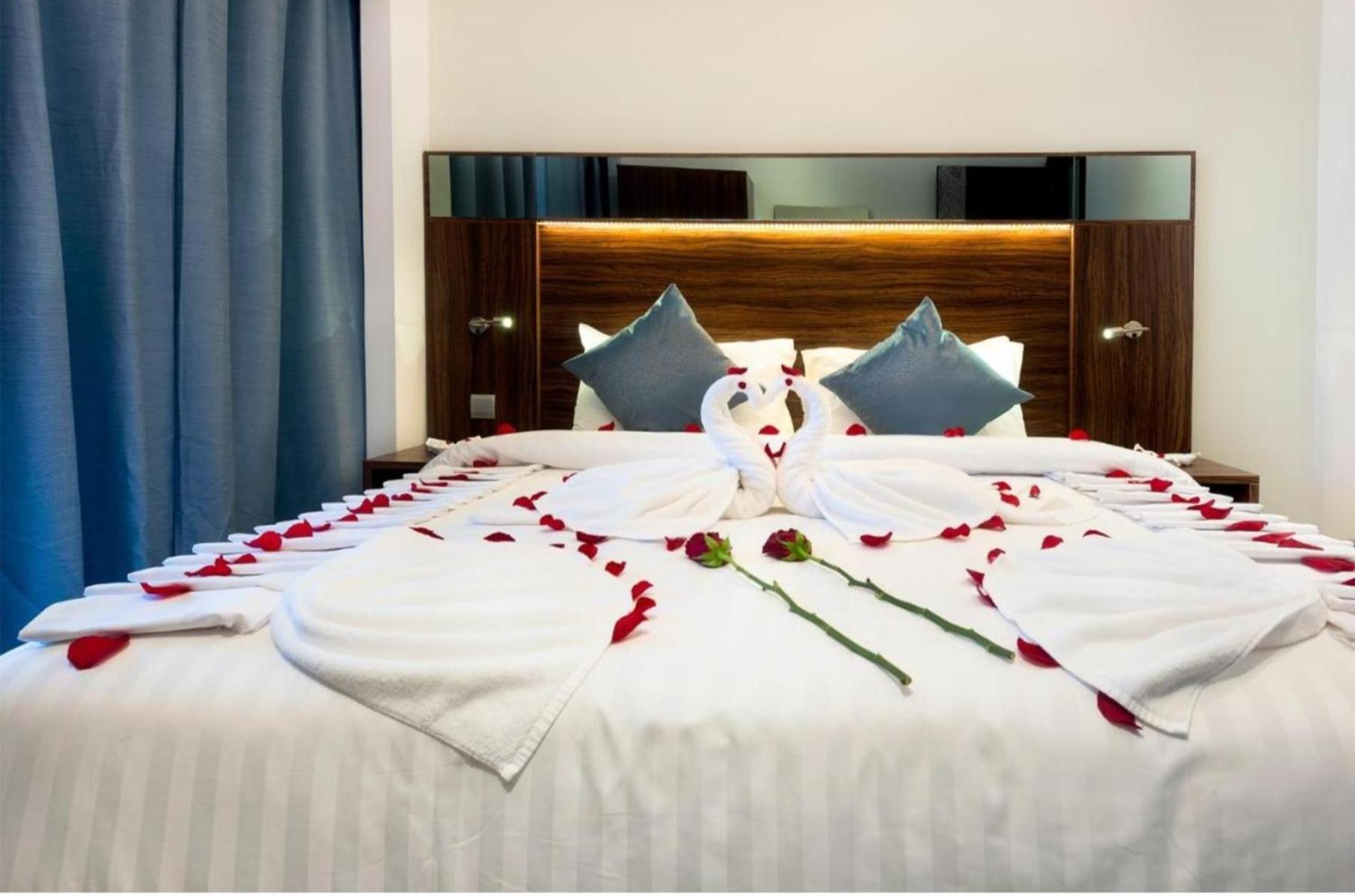 Empress Palace Hotel *