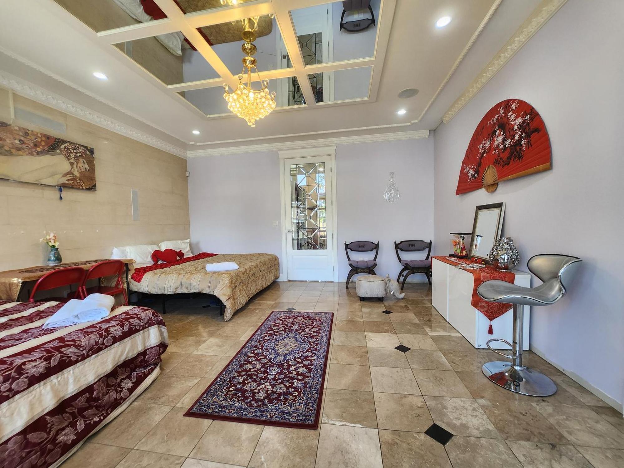 Hotel Empress Palace *