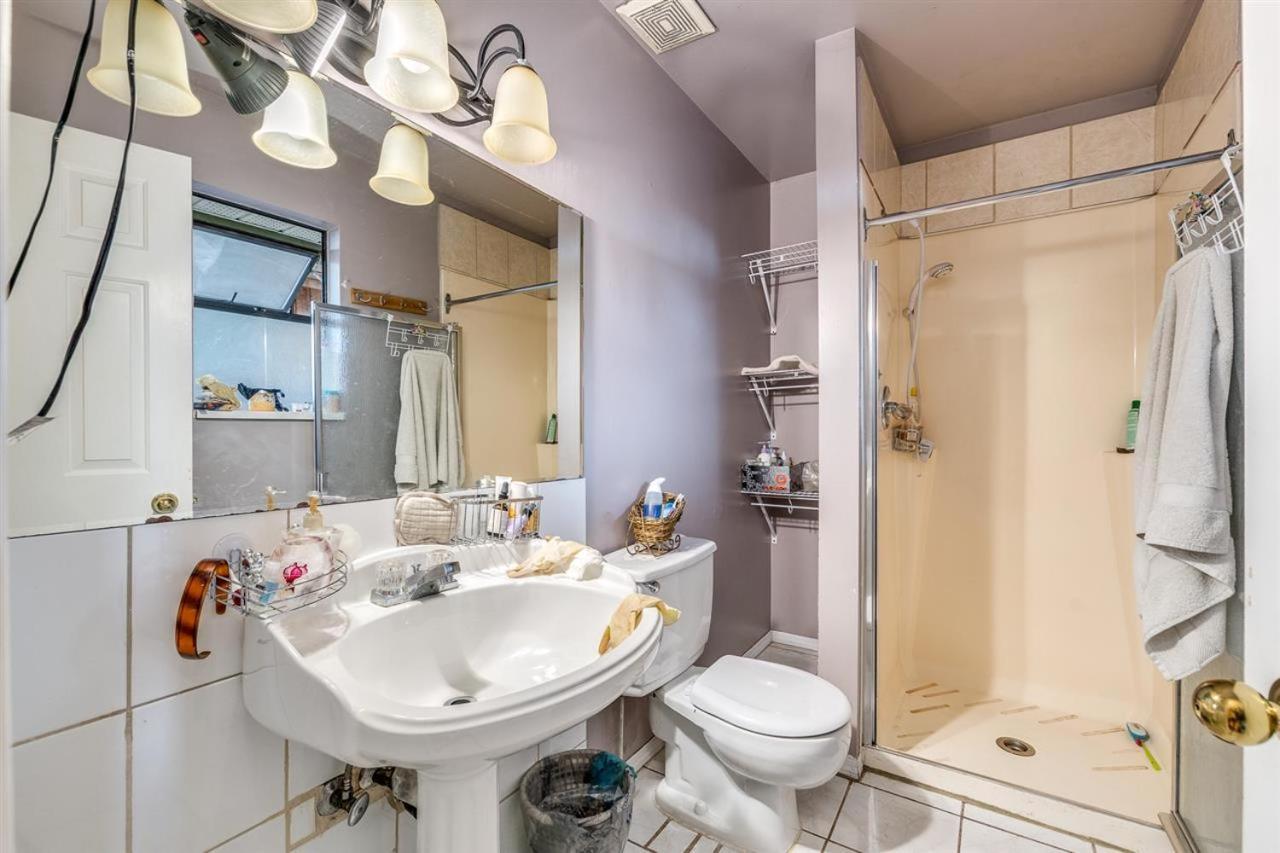 Beautiful With Attached Bath- Spacious & Close To Town Centre Homestay Surrey